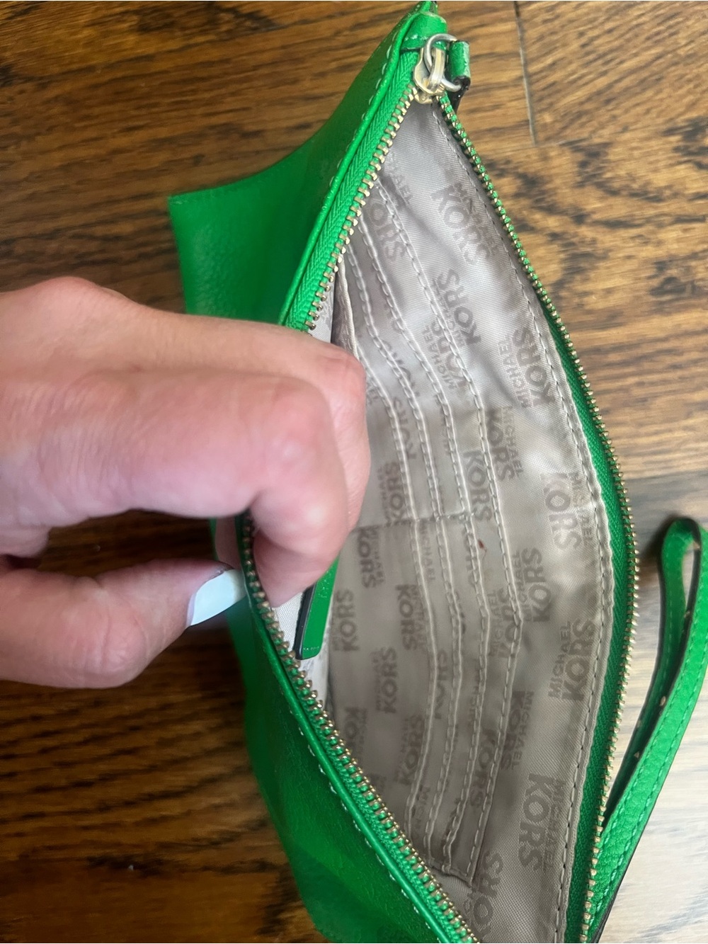 Michael Kors Bright Green Pebbled Leather Wristlet with Gold Logo - Picture 4 of 5